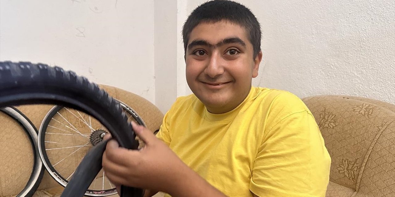 Otizmli Yahya Bisiklet Tamirciliğini ve Masa Tenisi Yeteneğini İlerletmek İstiyor