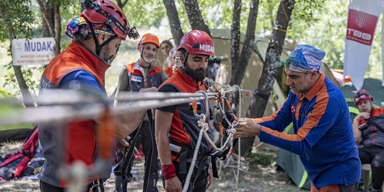 Afad Ekipleriyle Omuz Omuza Veren Gönüllüler Tunceli'deki Vakalarda Hayat Kurtarıyor