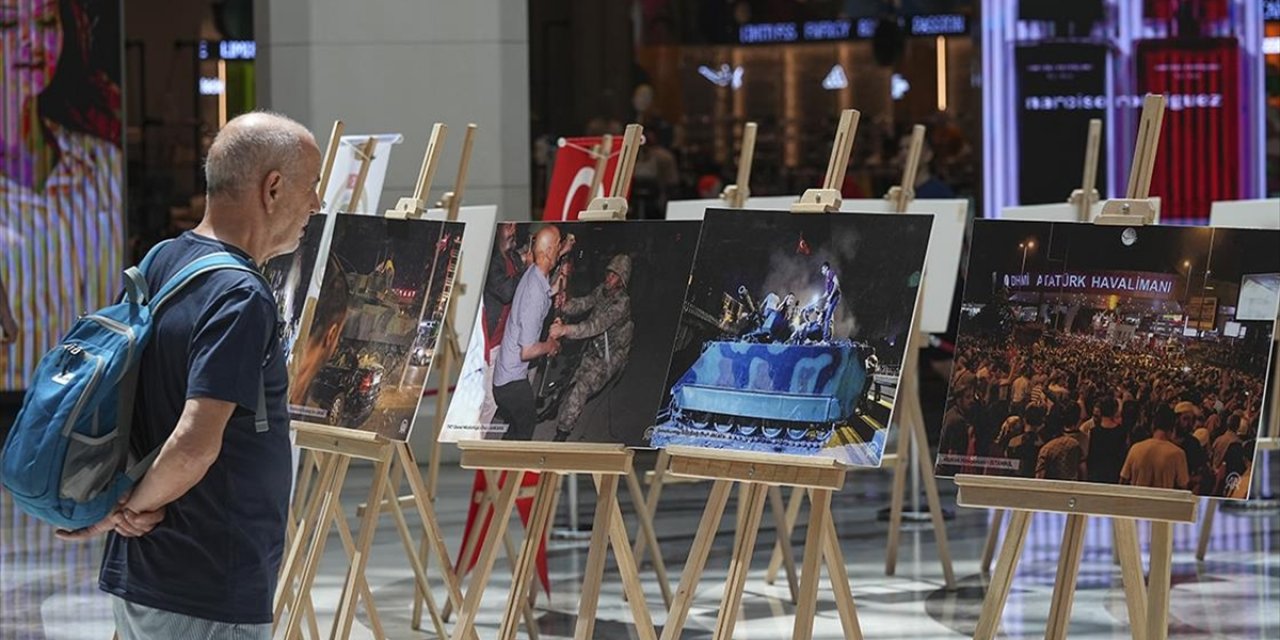 İzmir'de AA Fotoğraflarından Oluşan "15 Temmuz" Konulu Sergi Açıldı