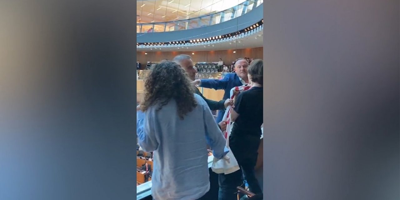 Avusturya Parlamentosu'nda, İsrail'in Gazze'deki Soykırımına Sessiz Kalınması Protesto Edildi