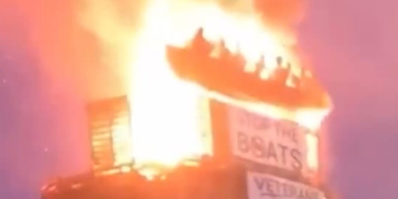 Kuzey İrlanda'daki Festivalde Temsili Şişme Göçmen Botu Ve Cansız Mankenler Ateşe Verildi
