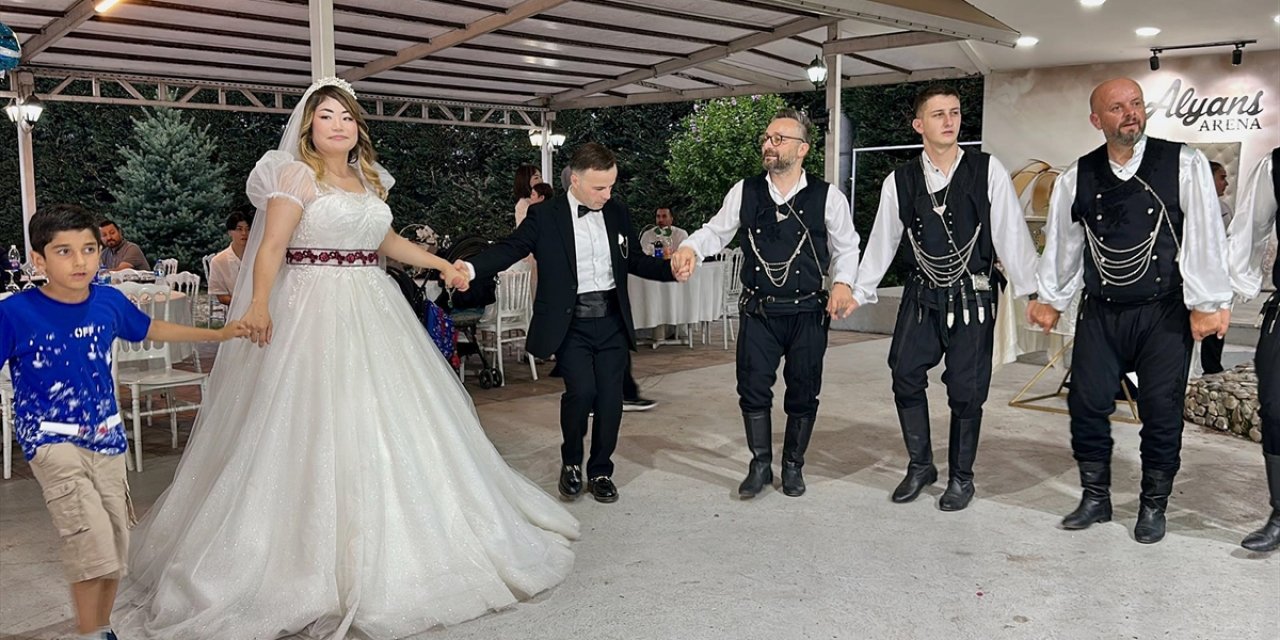 Japon Gelin İle Türk Damat Düzce'de Türk Usulüne Uygun Düğün Yaptı