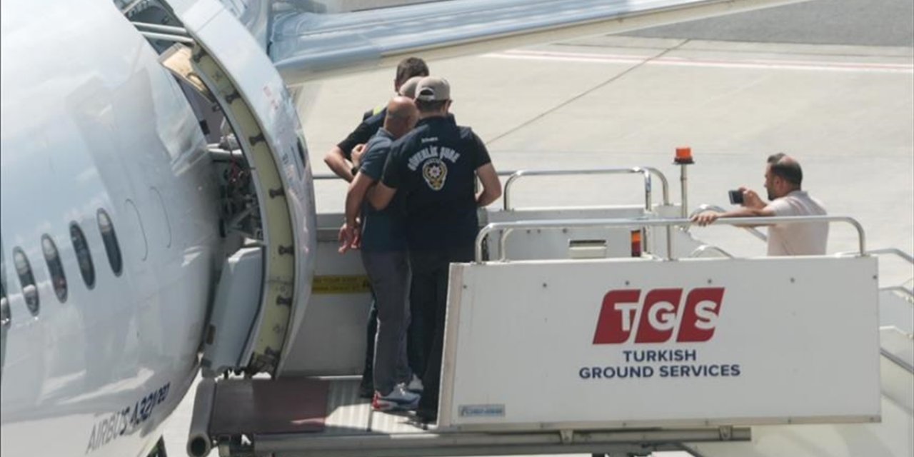 Hazreti Muhammed'in Karikatür Çizimini Yayımlayan Derginin Yazı İşleri Müdürüne Tutuklama Talebi