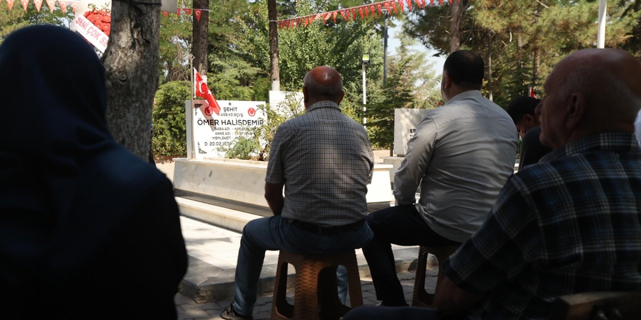 15 Temmuz Kahramanı Şehit Ömer Halisdemir'in Kabrinde Yoğunluk Yaşanıyor