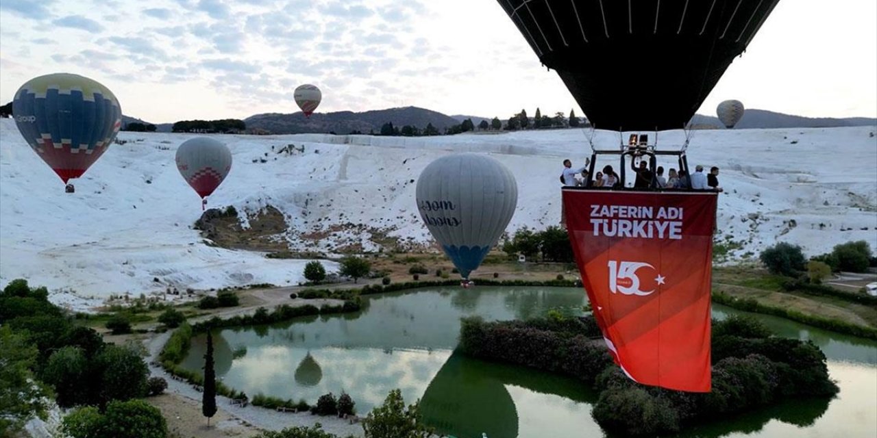Pamukkale'de Sıcak Hava Balonları Türk Bayraklarıyla Gökyüzünde Süzüldü