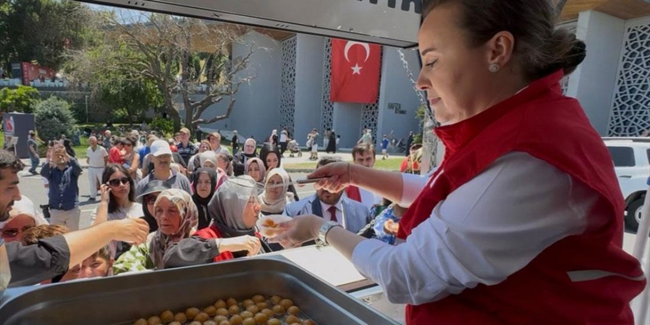 Türk Kızılay İstanbul'da 15 Temmuz Şehitleri Anısına İkramda Bulundu