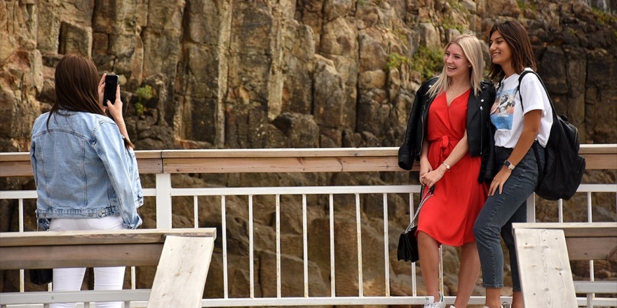 80 Milyon Yıllık Lav Sütunlarına Turist İlgisi