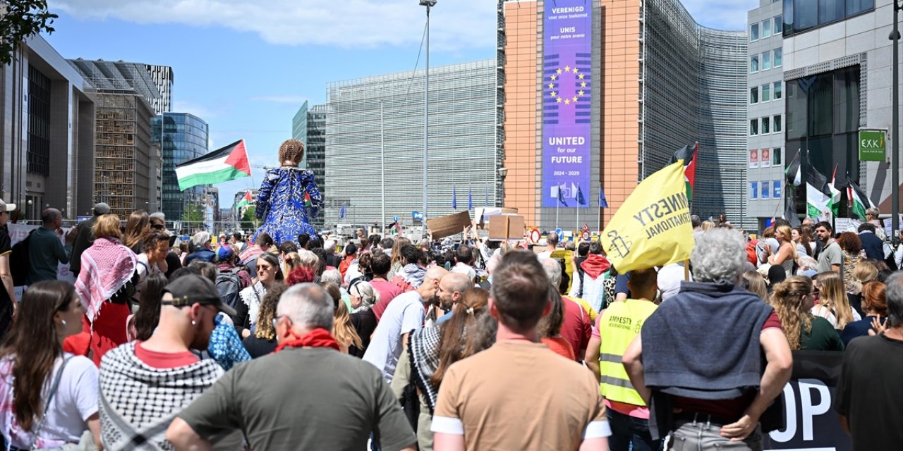 AB Konseyi Binası Önünde Filistin'e Destek Gösterisi