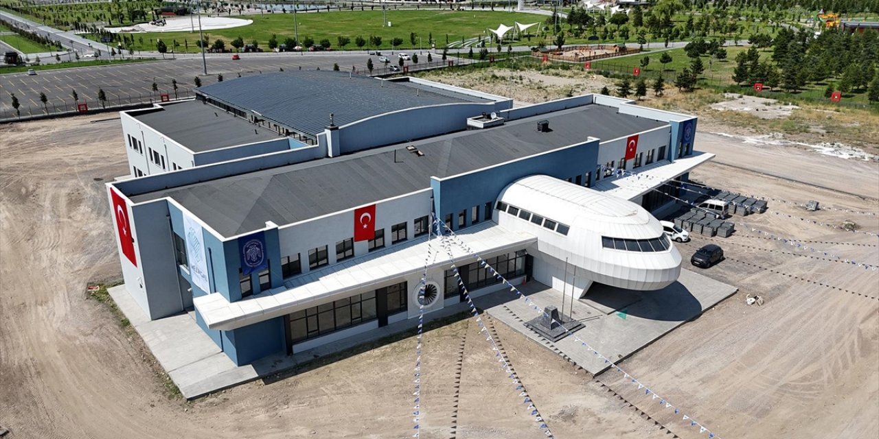 Kayseri'de Uçağı Andıran Mimarisiyle Dikkat Çeken Uzay ve Havacılık Lisesi Tanıtıldı