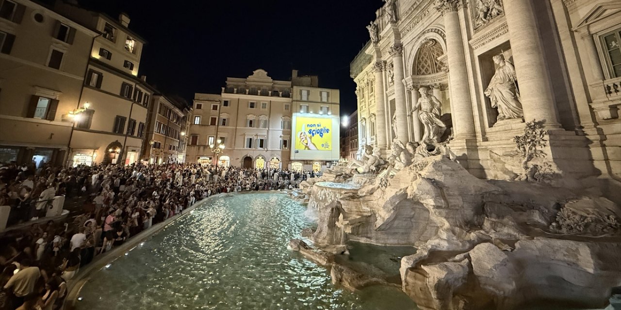 Roma'da Tarihi Trevi Çeşmesi'nin Işıkları Gazze İçin Söndürüldü