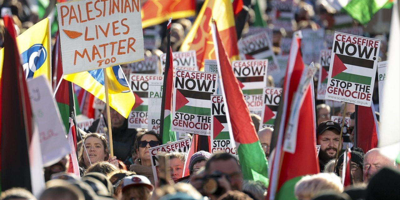 İskoçya'da "Palestine Action"a, Taşıdığı Pankartla Destek Verdiği İddia Edilen Kişi Gözaltına Alındı