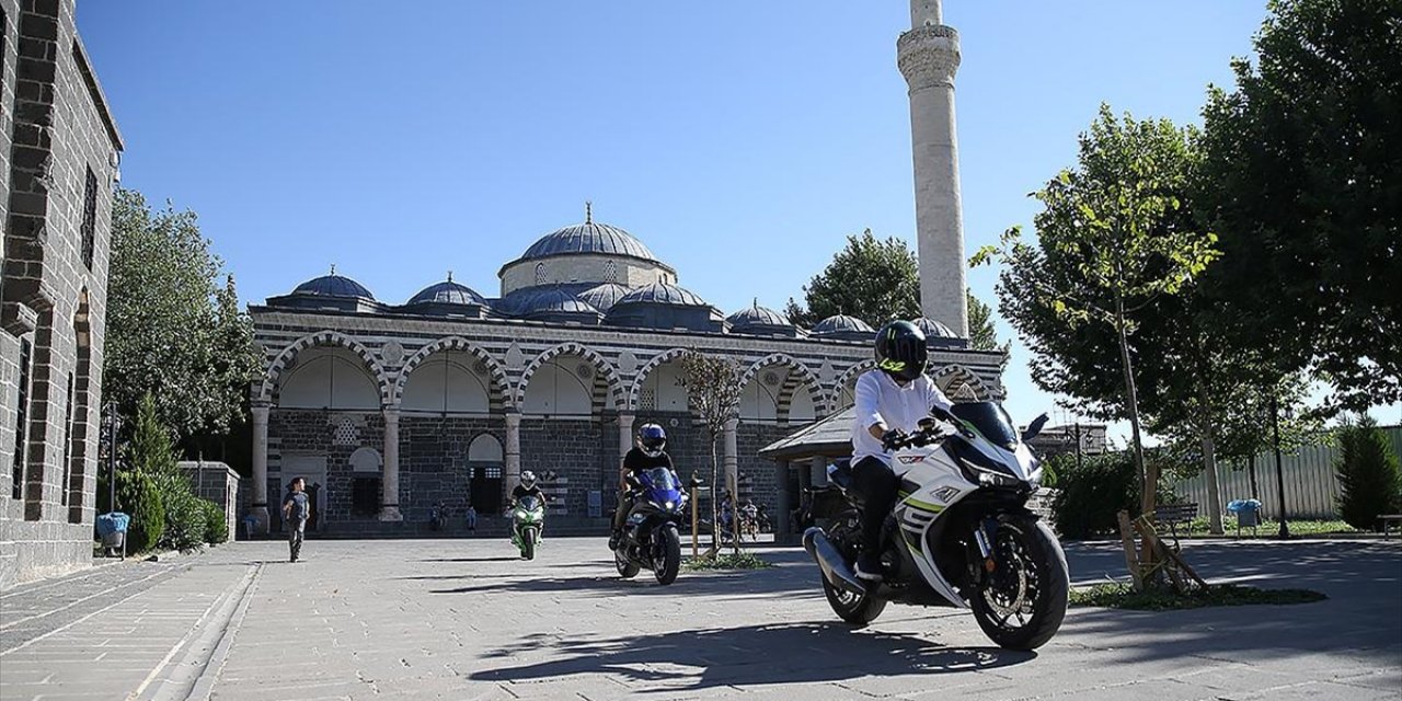 Diyarbakır'ın Sıra Dışı Müezzini Yarış Motosikletiyle İlgi Odağı Oldu