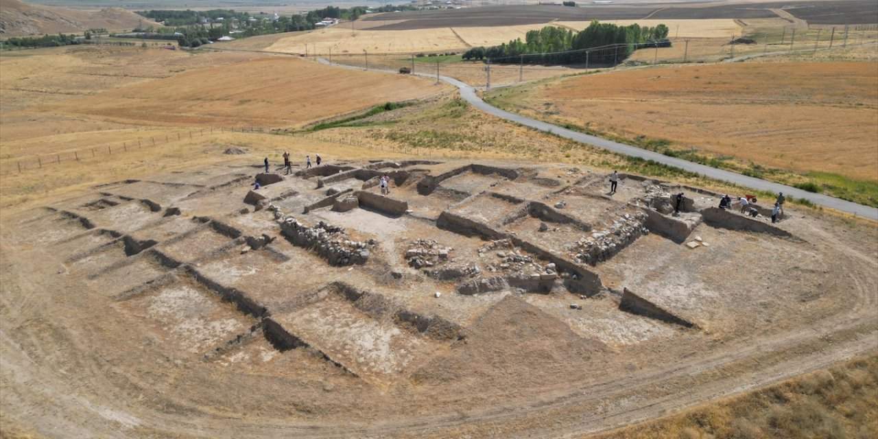 Arkeologlar, Kavurucu Sıcakta Urartuların Asırlar Önceki Yaşamının İzlerini Araştırıyor