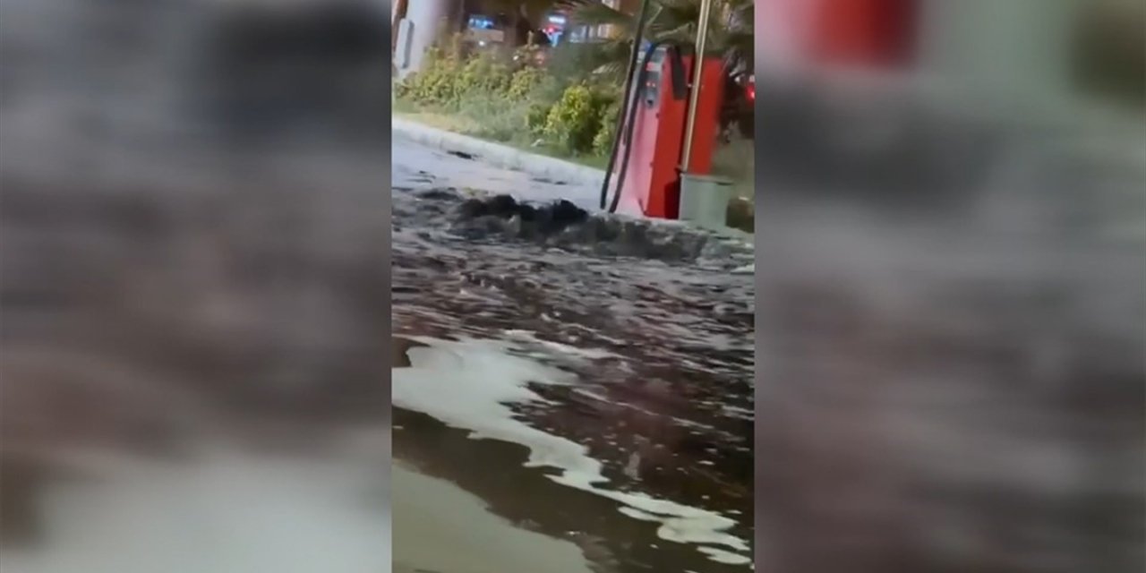 Kuşadası'nda Kanalizasyon Hattı Taşınca Cadde Pis Suyla Doldu