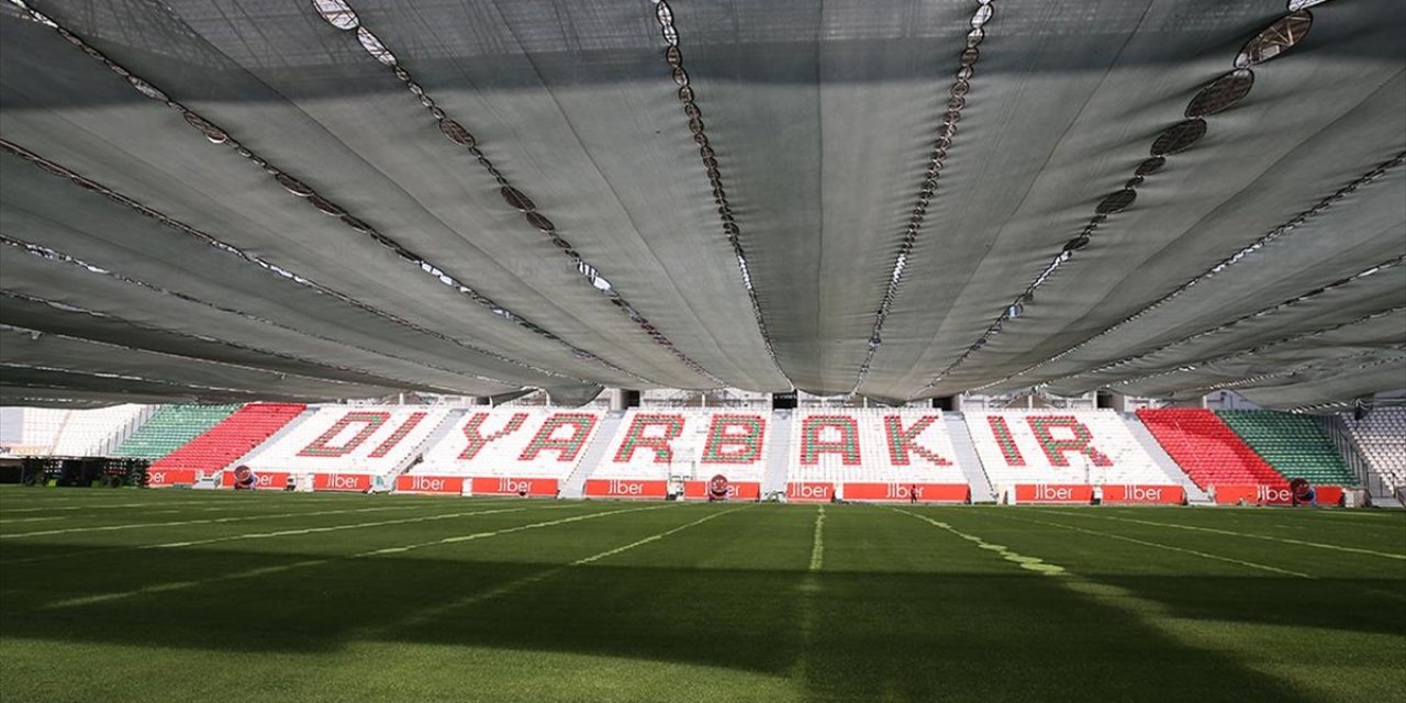 Diyarbakır ve Elazığ'da Statlardaki Çimler Kavurucu Sıcaktan Perdeleme ve Fan Sistemiyle Korunuyor