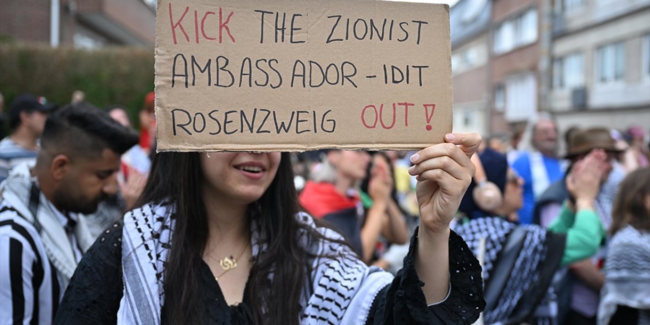 Brüksel'de İsrail Büyükelçiliği Önünde Protesto Gösterisi Düzenlendi