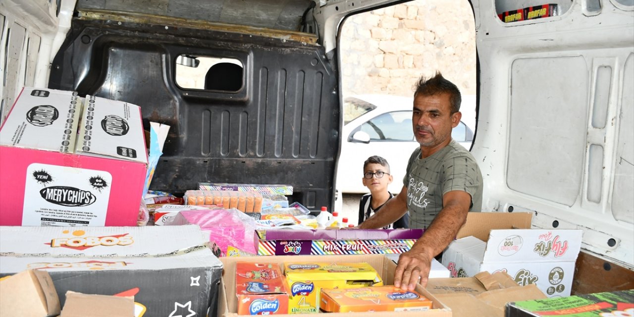 Minibüsüyle Köyleri Gezen Seyyar Esnaf 16 Yıldır Takas Usulüyle Satış Yapıyor