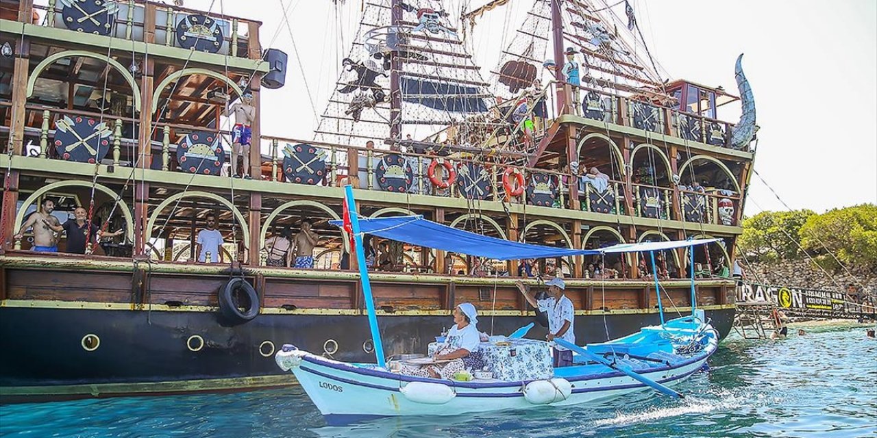 Fethiyeli Çiftin Kayığında Pişen Gözlemeler Lüks Yatlardaki Tatilcilerden Talep Görüyor