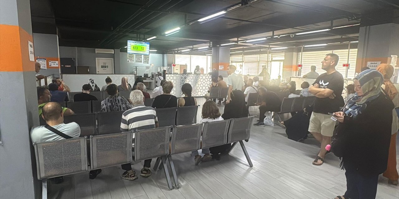 İstanbul'daki Nüfus Müdürlüklerinde Sürücü Belgesi Yenileme Yoğunluğu