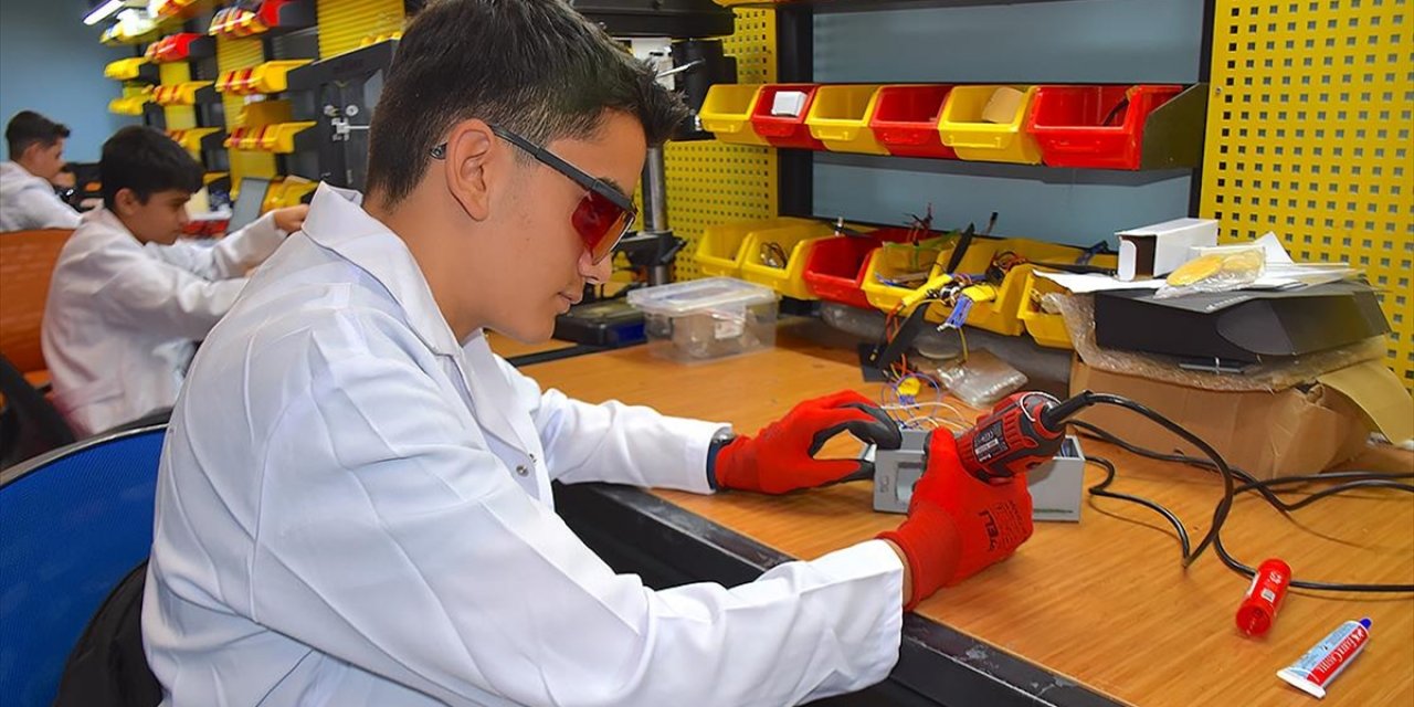 Van'da Öğrenciler Yaz Tatilini Deneyap Atölyelerinde Geçiriyor