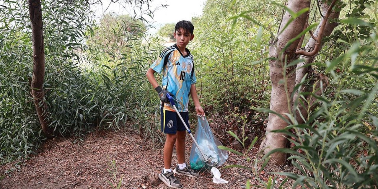 Mersin'de Çevre Duyarlılığı Oluşturan Aras, Yaşıtlarıyla Ağaçlık Alanı Temizledi