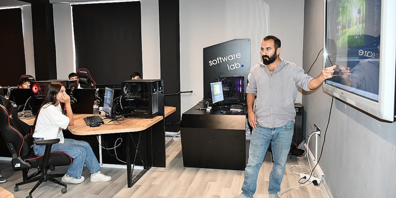 Batman'da Öğrenciler Katıldıkları "Zanaat Atölyeleri"nde Mesleki Becerilerini Keşfediyor