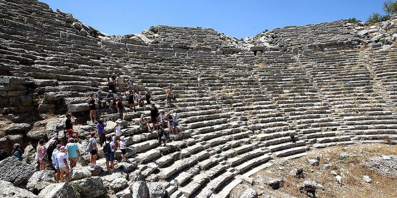 Selge Antik Kenti'nin Gönüllü Rehberliğini Yapan Mahalle Sakini Yörükler, Tarihi Değerlere de Sahip Çıkıyor