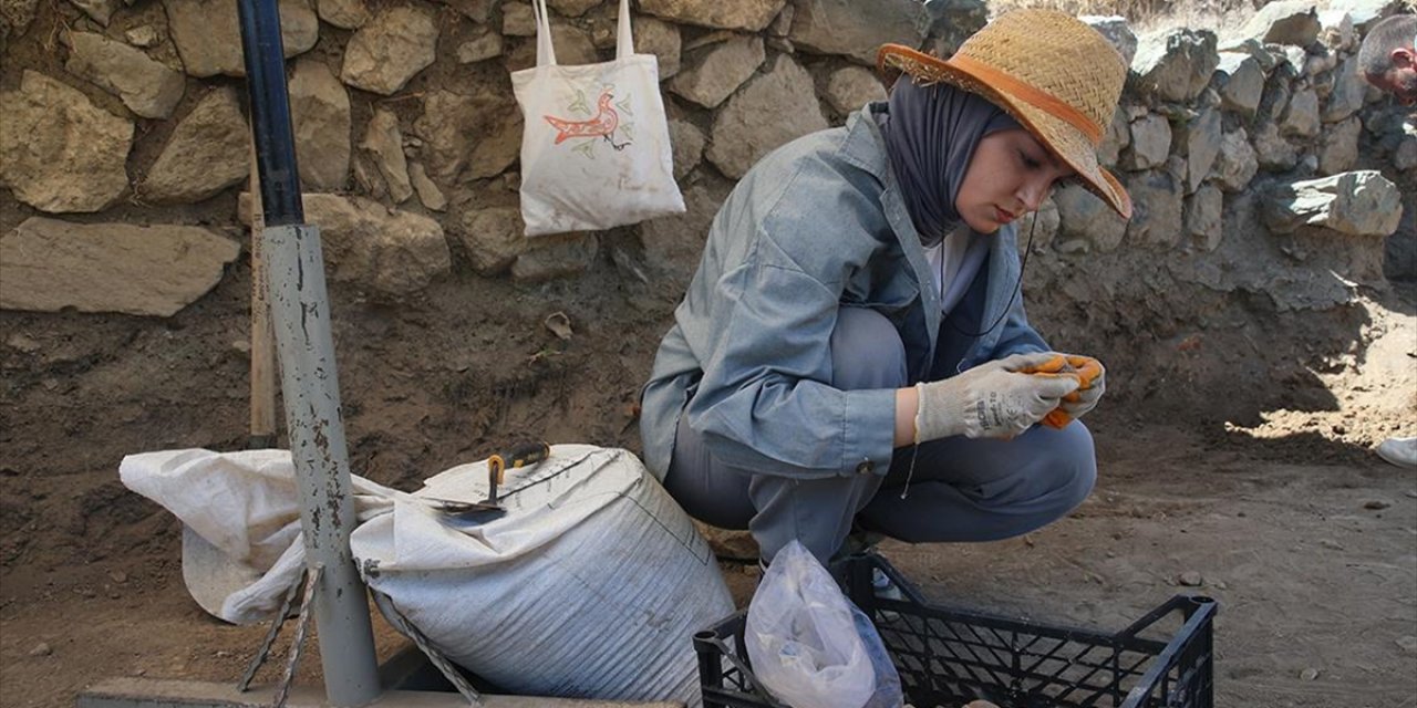 Komana Antik Kenti Kazısında Kadın İşçiler de Görev Yapıyor