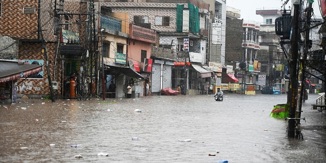 Pakistan'da Etkili Olan Muson Yağmurları Sonucu Hayatını Kaybedenlerin Sayısı 299'a Yükseldi