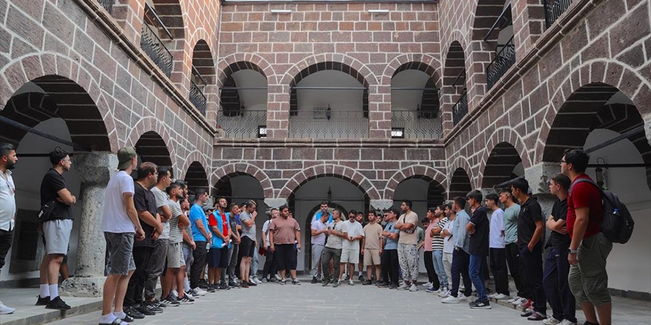 Kamp İçin Hakkari'ye Gelen Gençler, Yörenin Tarihi ve Doğal Güzelliklerine Hayran Kaldı