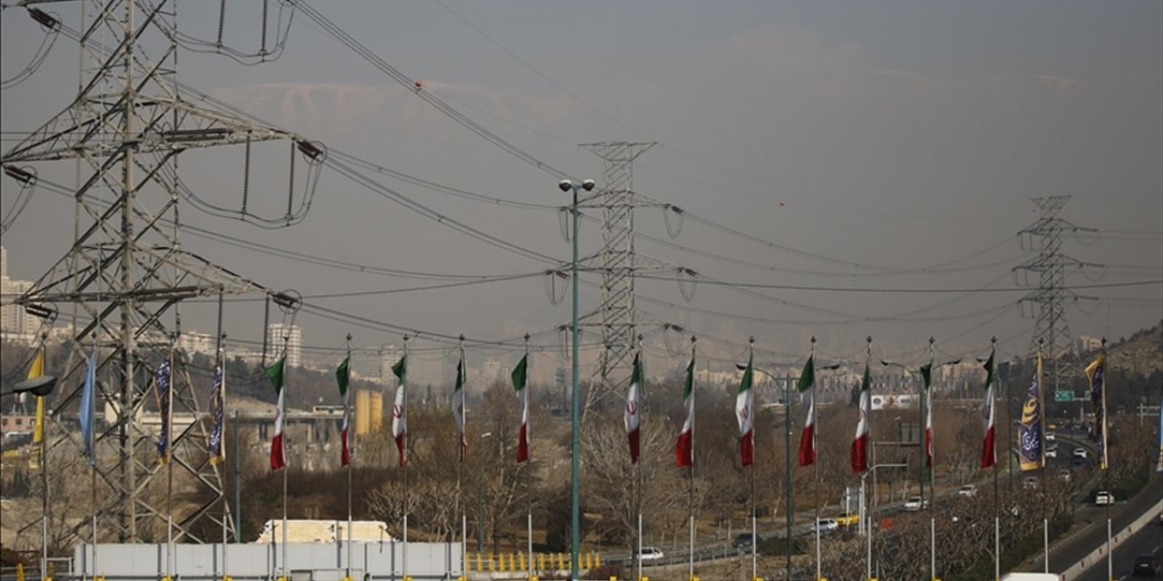 Tahran'da "Tüketim Sınırını Aştıkları" Gerekçesiyle 100'den Fazla Kamu Kurumunun Elektriği Kesildi