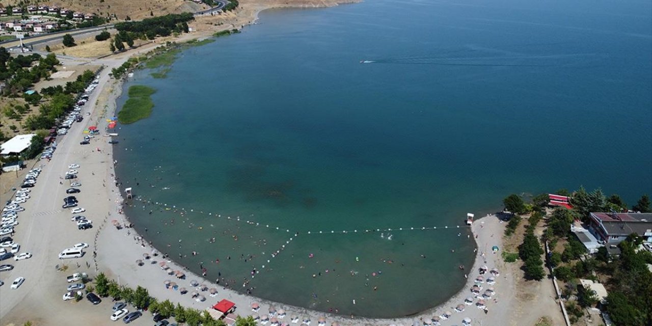 Hazar Gölü Sahili Kavurucu Sıcaktan Bunalanların Adresi Oluyor