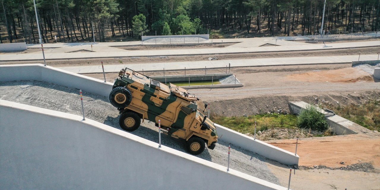 Jandarmanın Zırhlı Araç Sürücüleri Önce Simülasyonda Sonra Parkurda Eğitiliyor