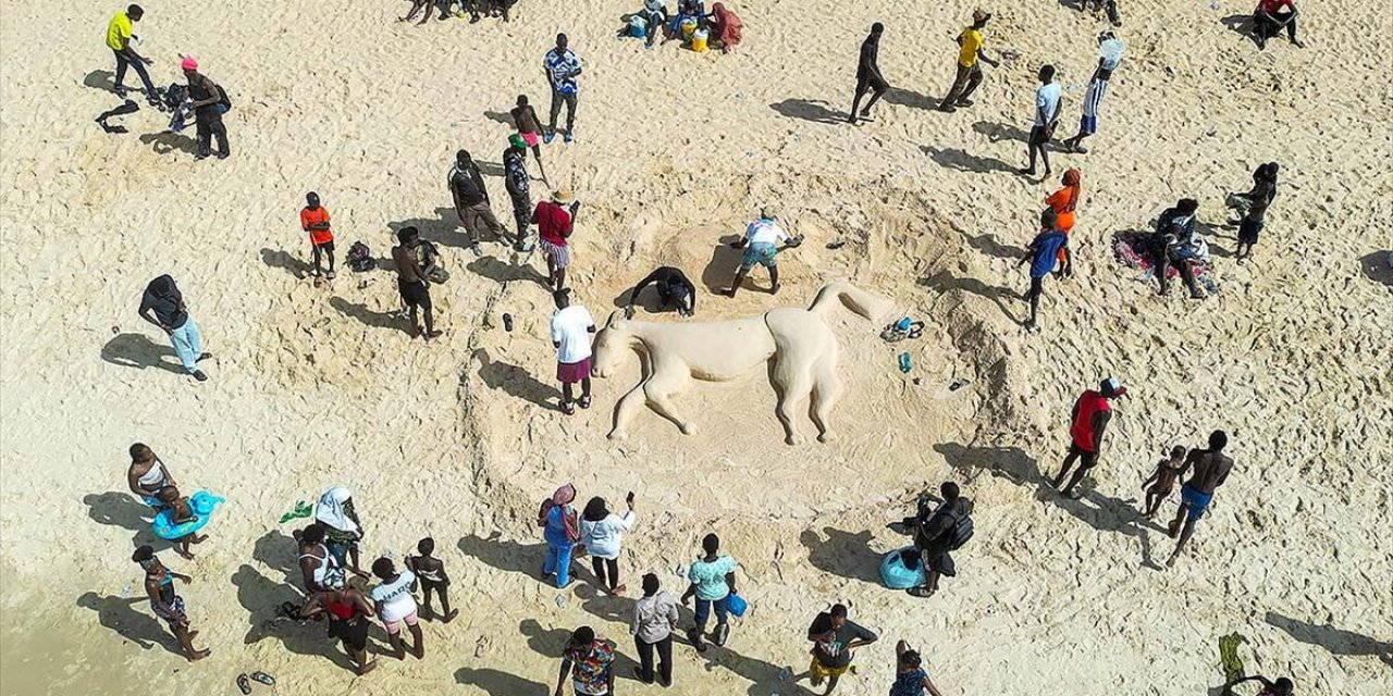 Dakar Sahillerinde Kumdan Heykeller Yapan Omar Mbaw Sanatını Geliştirmek İçin Destek Bekliyor