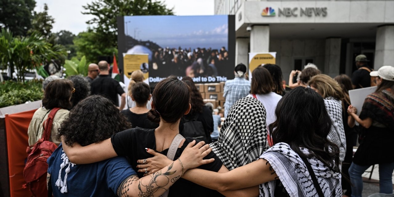 ABD'de Göstericiler, Medyanın Gazze'ye Saldırılar Konusunda Taraflı Olmasını Protesto Etti