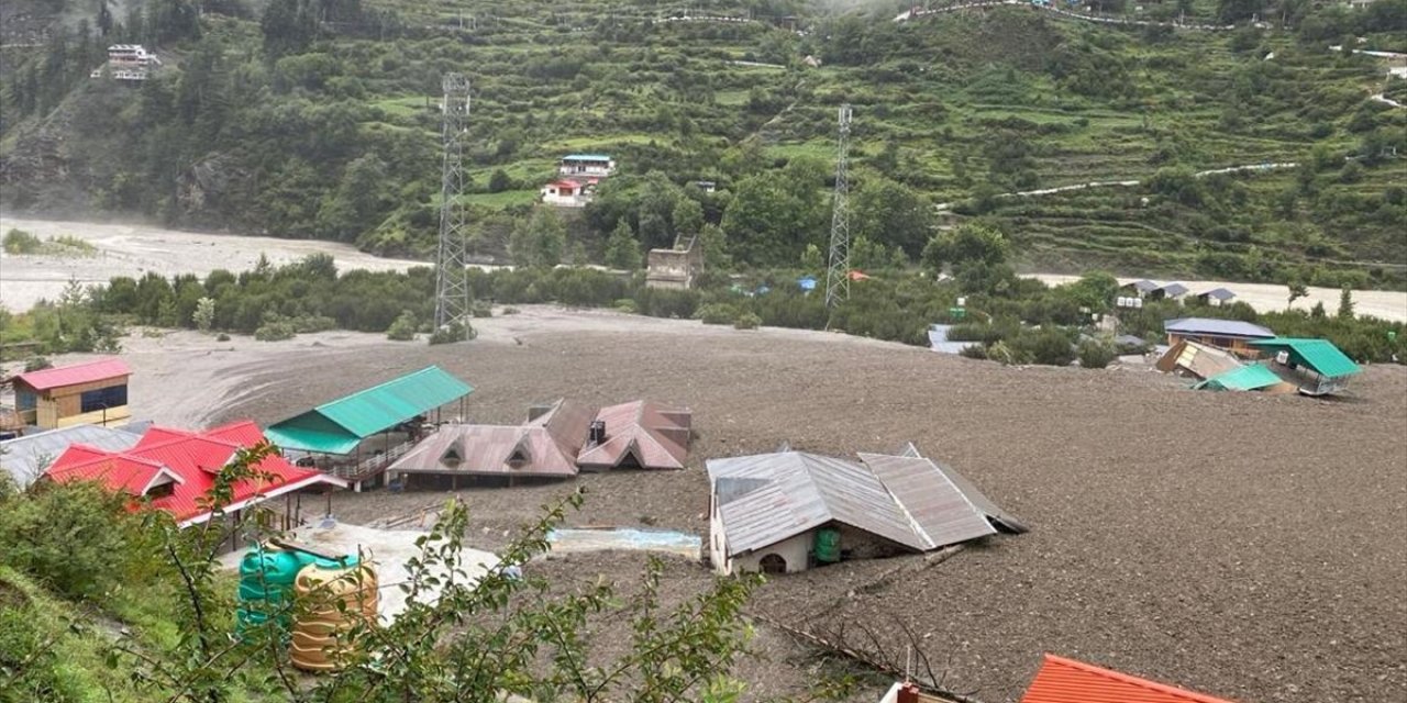 Hindistan'da 4 Kişinin Ölümüne Neden Olan Heyelanda Yaklaşık 100 Kişi Kayboldu