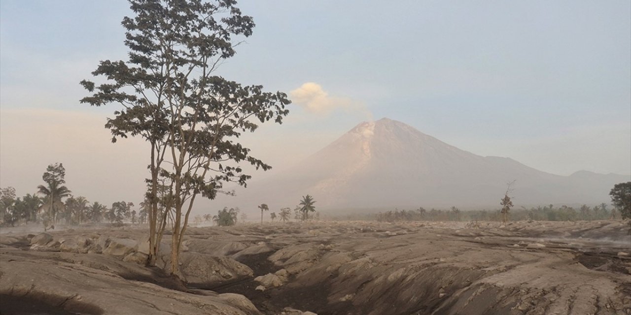 Endonezya'daki Semeru Yanardağı'nda 2 Patlama Meydana Geldi