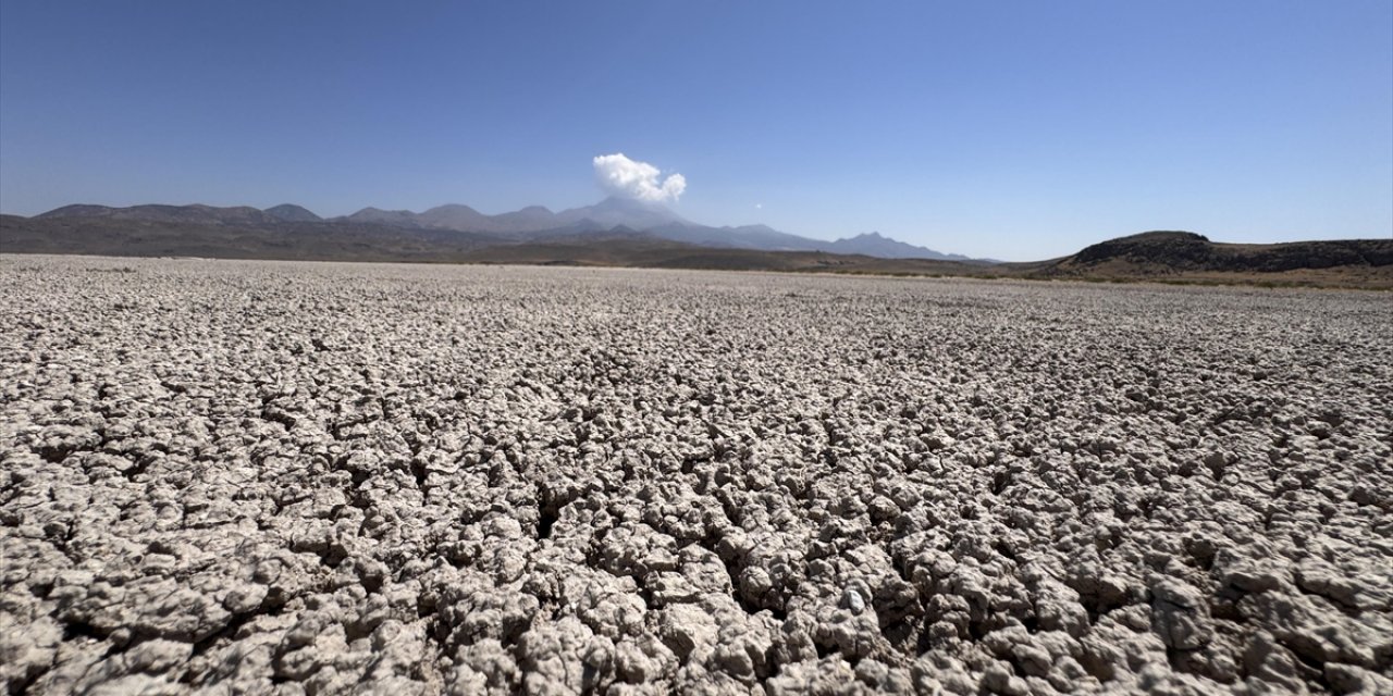 Erciyes'in Eteğindeki Kuruyan Göl "Çöl"e Döndü