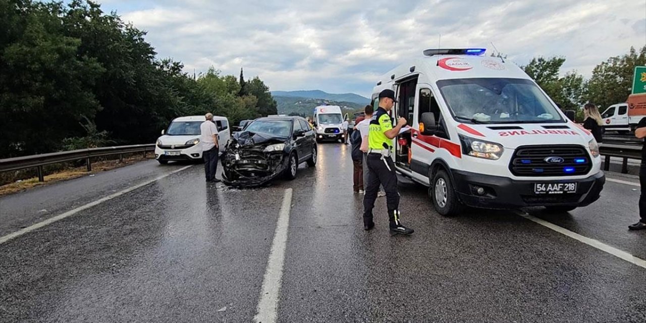 Anadolu Otoyolu'nun Sakarya Kesiminde Zincirleme Trafik Kazasında 10 Kişi Yaralandı