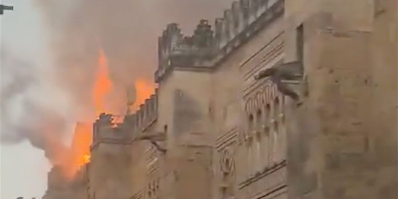 İspanya'da Kurtuba Cami-Katedrali'nde Yangın Çıktı