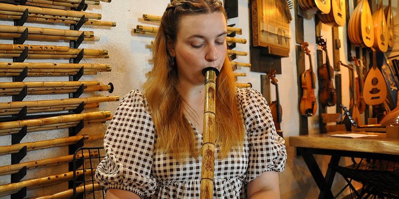 Eskişehirli Kadın Neyzen Geleneksel Ezgilere Neyiyle Nefes Veriyor