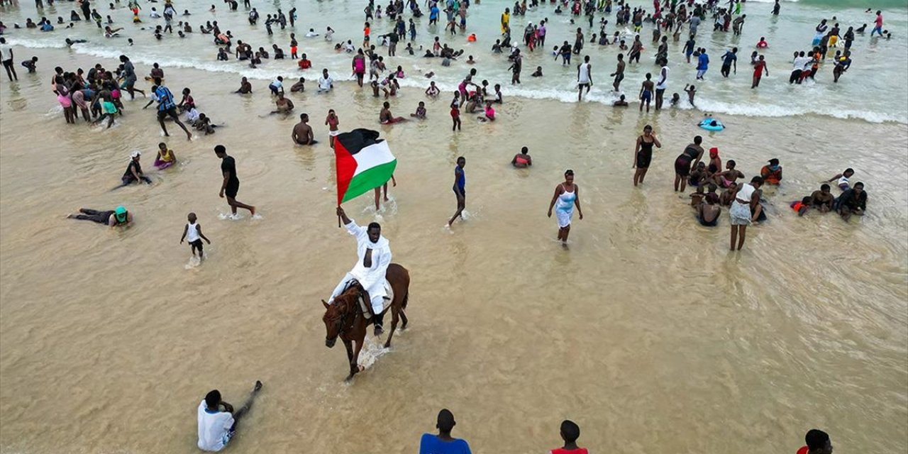 Senegalli Sanatçıdan Filistin'e Destek İçin Sahilde Atlı Gösteri