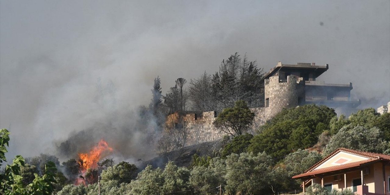 Yunanistan'da Orman Yangınları Nedeniyle Gece Boyunca Tahliyeler Devam Etti