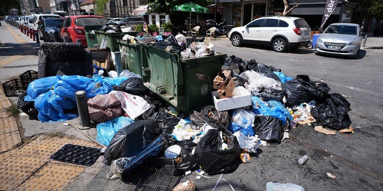 İzmir'de Toplanmayan Çöpler Tepkilere Neden Oldu