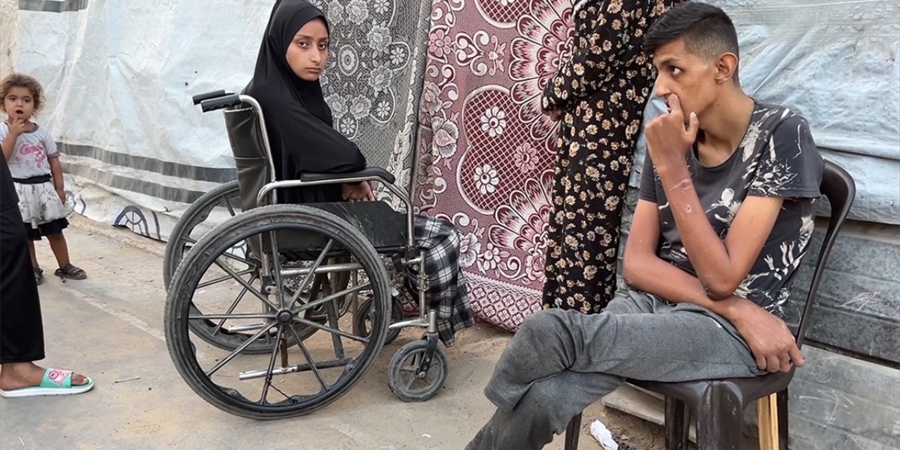 İsrail Saldırısında Bacaklarını Kaybeden Gazzeli Kardeşler, Aynı Tekerlekli Sandalyeyi Dönüşümlü Kullanıyor
