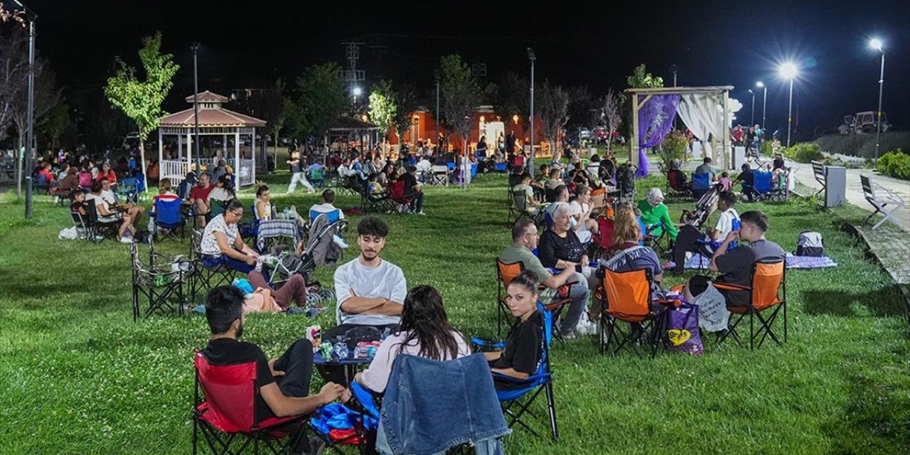 Gökyüzü Tutkunları, Meteor Yağmurunu Gökçeyurt Vadisi'ndeki Lavanta Bahçesinde İzledi