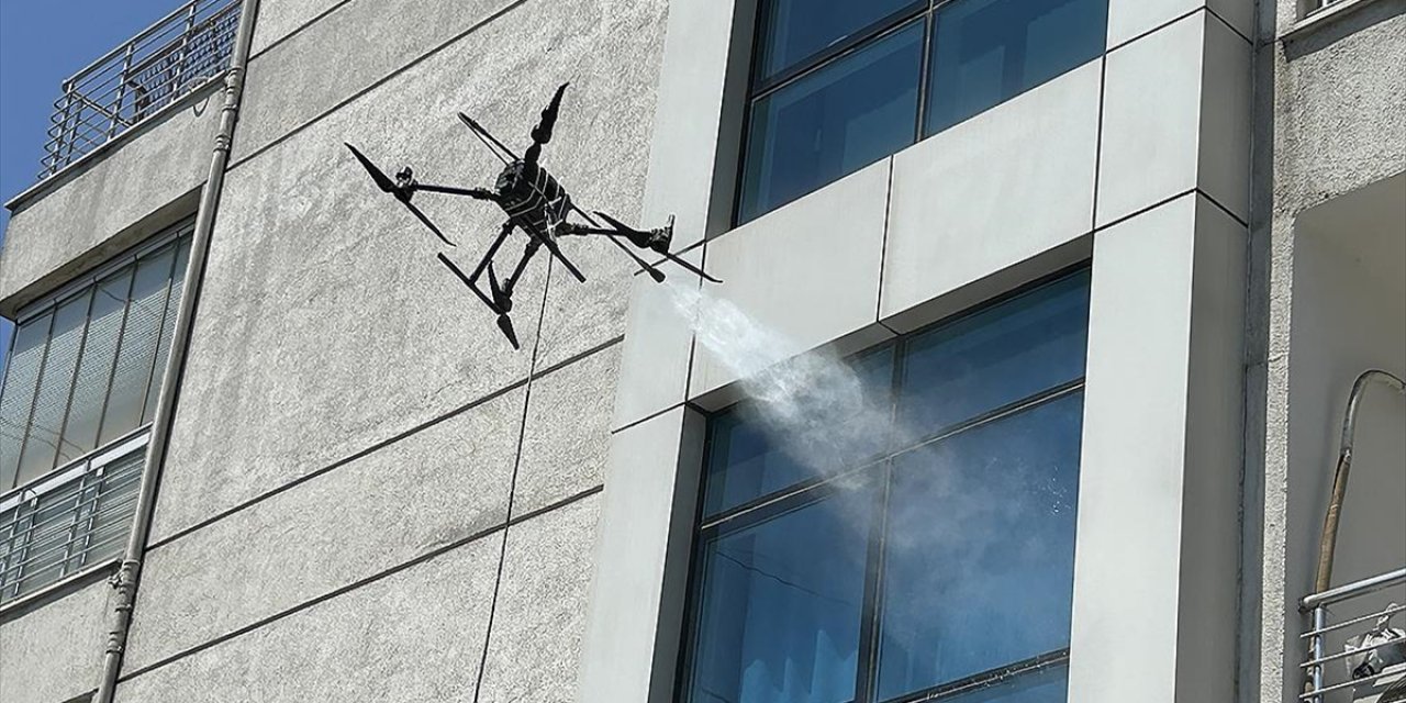 Yüksek Katlı Binaların Dış Cephelerinde "Dronla Temizleme" Yöntemi