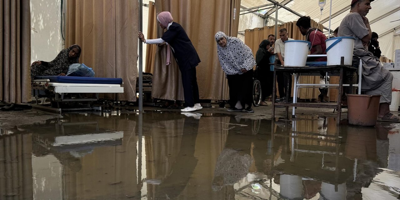 İsrail Bombardımanı Sonrası Gazze'deki Nasır Hastanesi Kanalizasyon Suları Altında Kaldı