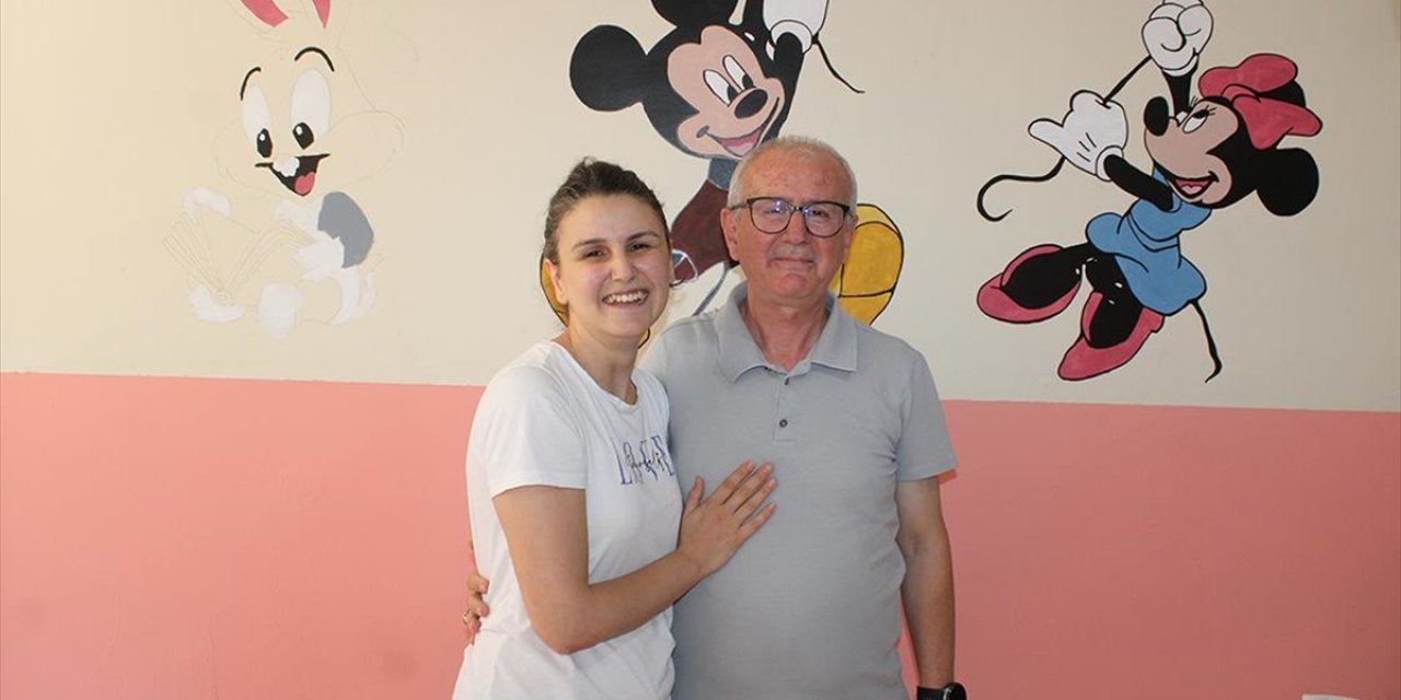 Tekirdağ’da Öğretmen Baba ve Kızı Çalıştıkları İlkokulun Duvarlarını Renklendirdi