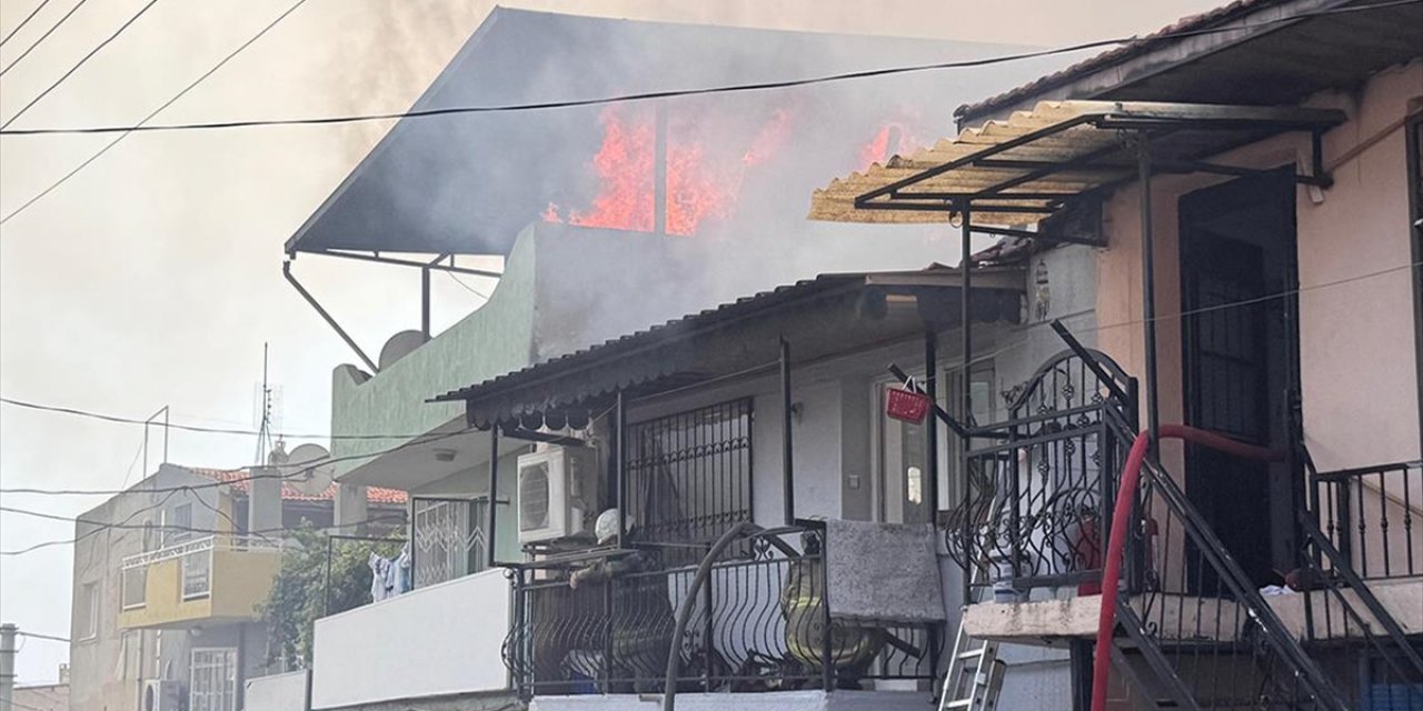 İzmir'de Bir Evde Başlayıp Çevredeki Konutlara Sıçrayan Yangın Kontrol Altına Alındı